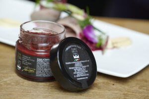 Crema Di Barbabietola Rossa Allacqua Di Rose Con Aceto Balsamico E Fiore Di Rosa Matjas E Maionese Alla Soia 2 1