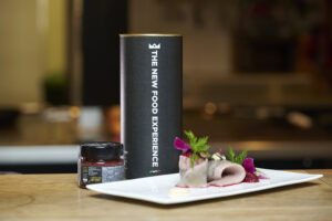 Crema Di Barbabietola Rossa Allacqua Di Rose Con Aceto Balsamico E Fiore Di Rosa Matjas E Maionese Alla Soia