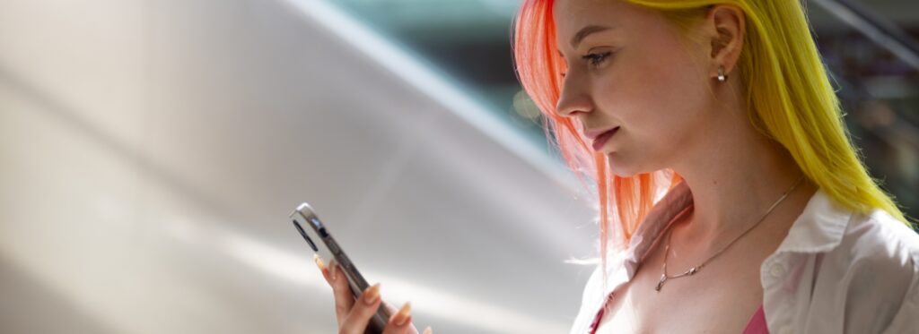 Apple lancia Siri AI, le novità per l’assistente con iOS 27